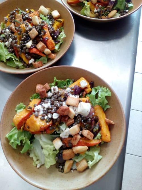 Repas, salade de lentilles, auberge de Barnas, France.