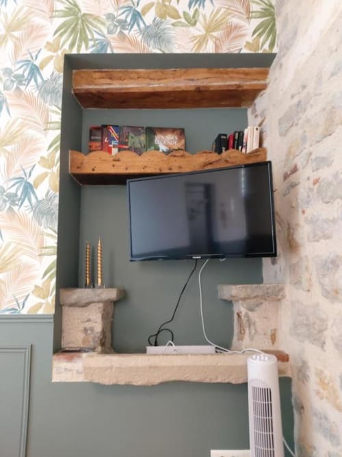 salon équipée - télévision - Location Appartements - Le Saint Georges à Villefranche-de-Rouergue
