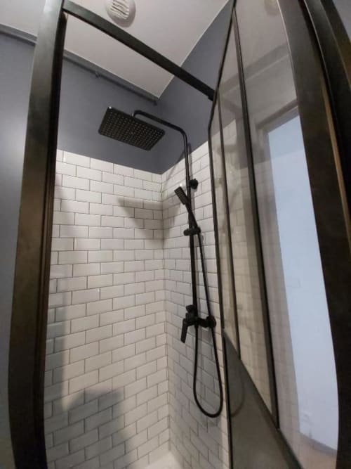 salle de bain avec douche - Location Appartements - Le Saint Georges à Villefranche-de-Rouergue