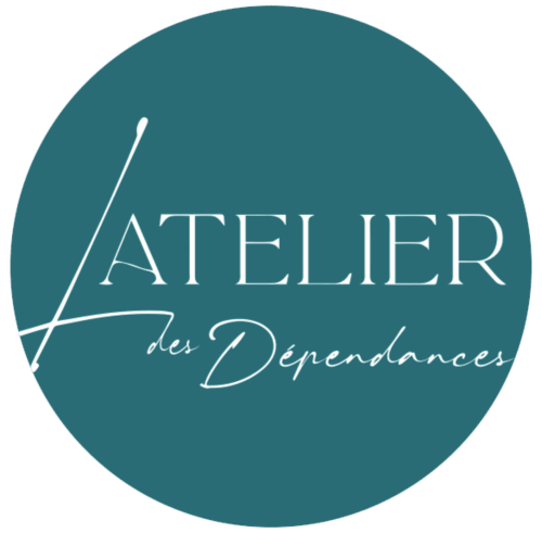 Logo de L'Atelier des Dépendances, un design circulaire bleu-vert avec élégantes lettres blanches pour cet établissement de Lipsheim, France