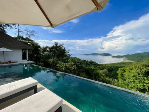 Piscine à débordement luxueuse avec vue sur la plage de Paquera et l'océan, Costa Rica. Lodge exclusif Organica Yoga Shelter avec végétation luxuriante