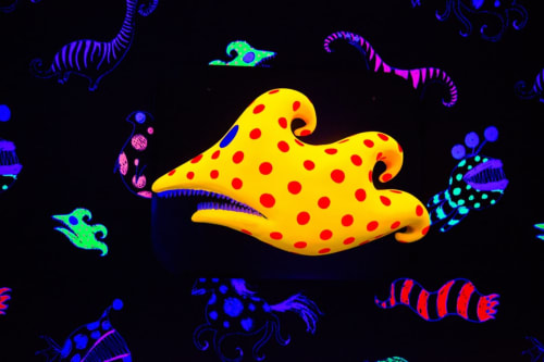 Design de créatures marines néon colorées pour l'hôtel Location MarjoRI au Lauzet-Ubaye