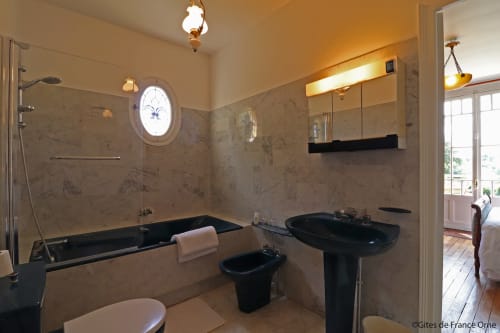 Salle de bain avec baignoire, Domaine des Thomins. 
