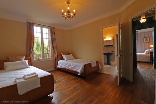 Chambre trois personnes avec salle de bain, Domaine des Thomins, chambre d'hôtes. 