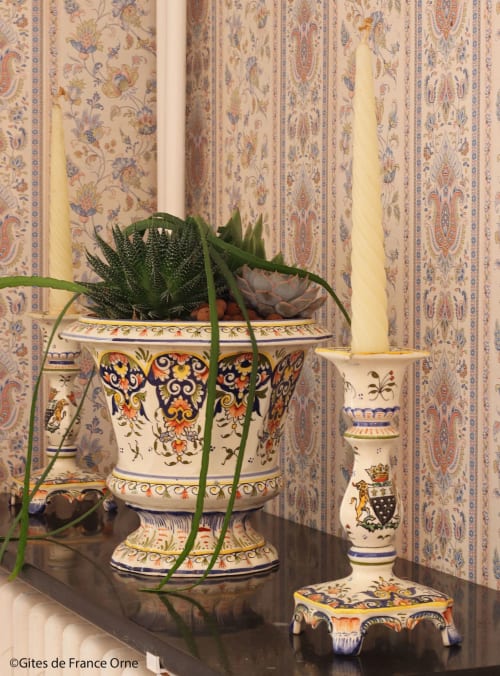 Décoration, bougie, plantes, chambre d'hôtes. 