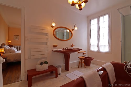 Les Bellevues, salle de bain avec baignoire. 