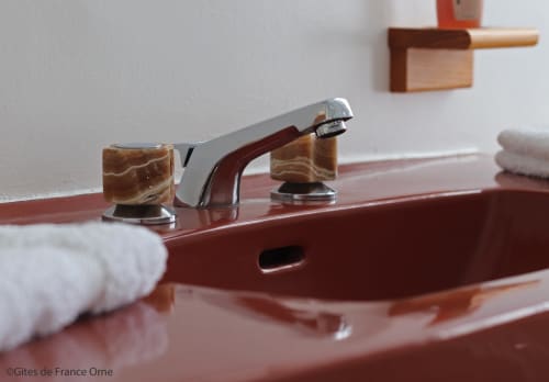 Vasque, robinet salle de bain, domaine des Thomins. 