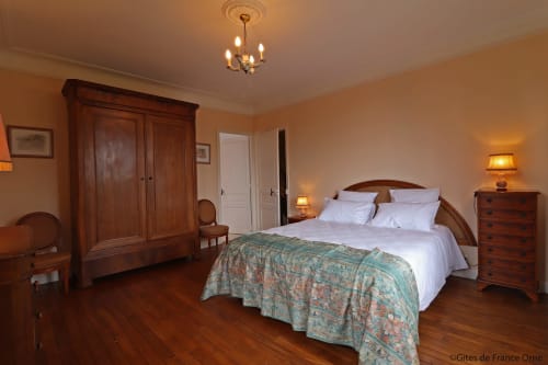 Chambre lit double, armoire, chambre d'hôtes, Domaine des Thomins. 