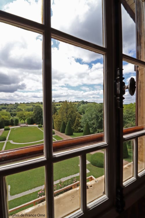 Vue de la chambre sur le jardin, Domaine des Thomins, Cisai Saint-Aubin. 