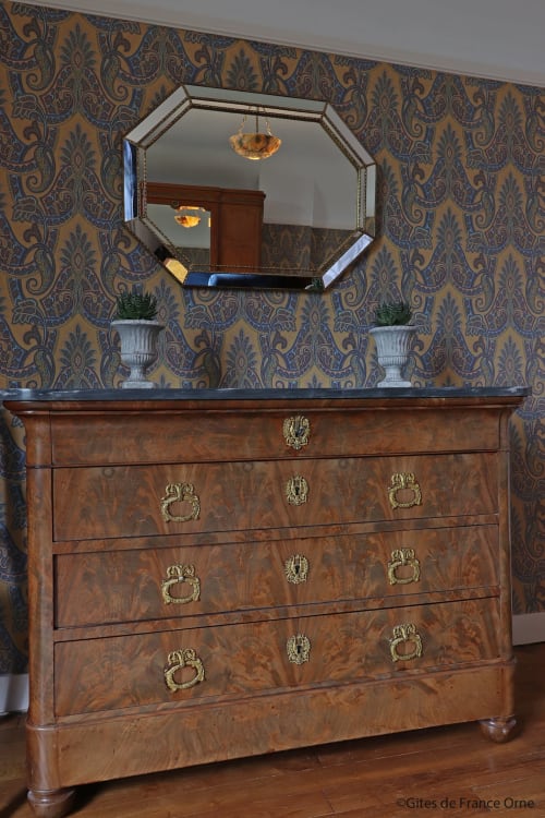 Commode de la chambre avec miroir, Domaine des Thomins, Cisais Saint-Aubin. 