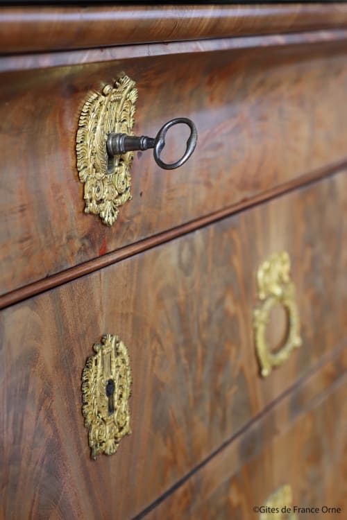 Détails commode, clé, chambre d'hôte, Domaine des Thomins. 