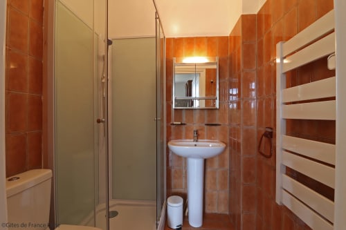 Salle de bain, douche, chambre d'hôtes, Domaine des Thomins. 