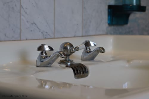 Détails, salle de bain, vasque, Domaine des Thomins. 