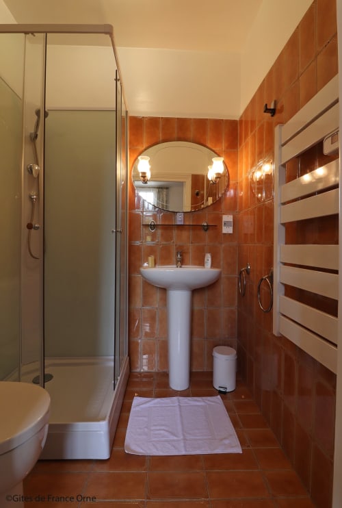 Salle de bain de la chambre La Garenne, douche et vasque. 