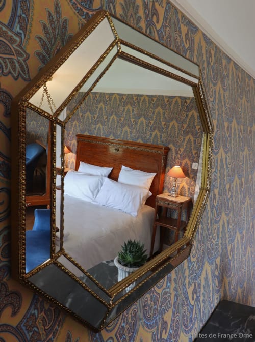 Chambre Bel-Air visible dans le miroir, tissus mural décoratif, Domaine des Thomins Maison d'hôte Cisai Saint-Aubin Hôtel Gacé