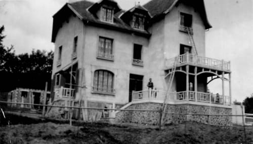 Maison en construction, , année 30, échelles d'accès, façade non peinte et bâtiment arrière sans toiture Domaine des Thomins Maison d'hôte Cisai Saint-Aubin Hôtel Gacé