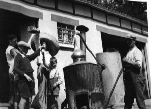Production de Calvados dans les années 30, avec alambic, bouilleur et quelques enfants au Domaine des Thomins Maison d'hôte Cisai Saint-Aubin Hôtel Gacé