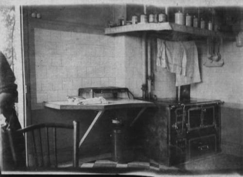 Cuisine, domaine des Thomins 1935, histoire du lieux,  vue sur plan de travaille et cuisinière. Domaine des Thomins Maison d'hôte Cisai Saint-Aubin Hôtel Gacé