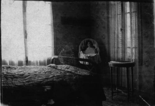 La Chambre Les Bellevues, landau avec poupée, Domaine des Thomins Maison d'hôte Cisai Saint-Aubin Hôtel Gacé