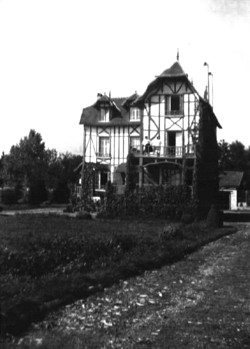 Maison dans les années 40 avec lière recouvrant une partie de la terrasse abritée Domaine des Thomins Maison d'hôte Cisai Saint-Aubin Hôtel Gacé
