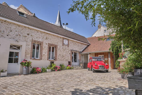 Experience an authentic stay in the heart of Monthelon, in a beautifully restored former barn. Les Olivanies, a charming guesthouse, offers the perfect setting to relax and explore the treasures of the Champagne region 