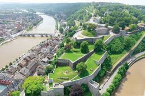 Vue aérienne de l'hôtel Le Moulin Des Ramiers à Crupet avec rivière, jardins et paysage environnant