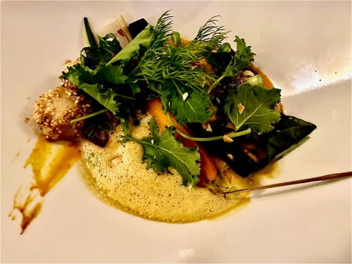 Gastronomisch bord bij Provence Km28 Gordes met gegrilde zeevruchten, microgreens en gouden saus