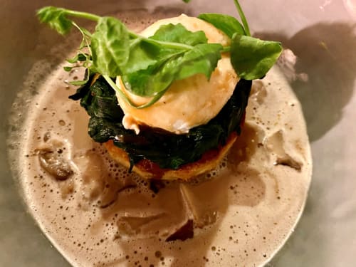 Gastronomische voorgerecht met zeevruchten mousse, kruiden en microgroenten bij Provence Km28 in Gordes