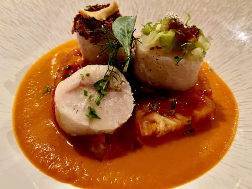 Gourmetgerecht met sint-jakobsschelpen en oranjesaus bij Provence Km28 in Gordes