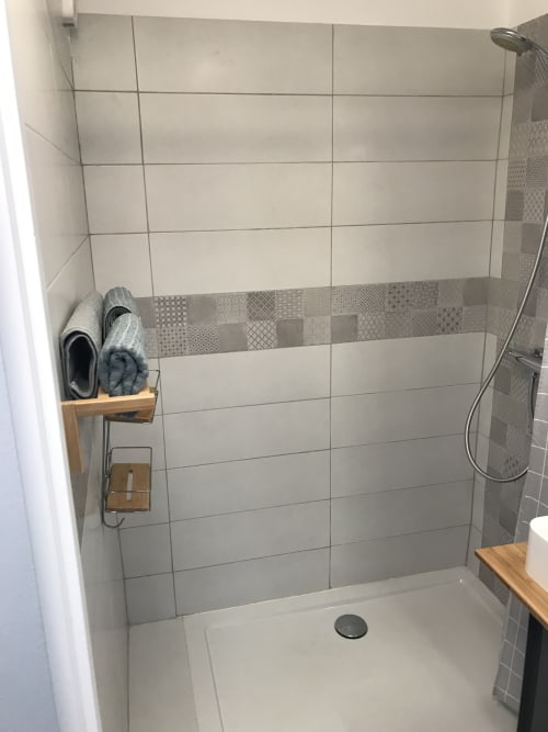 Douche, espace salle de bain, villa naturiste, Cap d'Agde. 