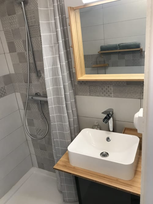 Salle de bain avec douche, villa naturiste, Cap d'Agde. 