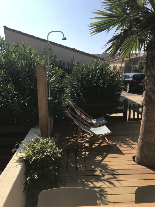 Terrasse avec douche et bain de soleil, villa naturiste, 4 personnes, Cap d'Agde. 