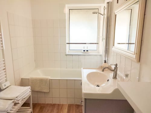 La salle de bain du Lodge avec baignoire, sèche serviette électrique