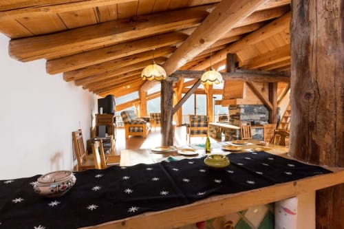 Profiter d'un moment de détente en groupe dans le chalet des Laix