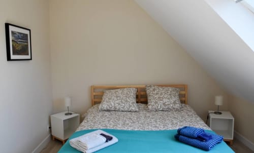 Chambre 1 : un grand lit - Maison "Bordardoué" - 4 à 6 personnes - location vacances à Belle île en mer - les maisons de Kerdavid'île
