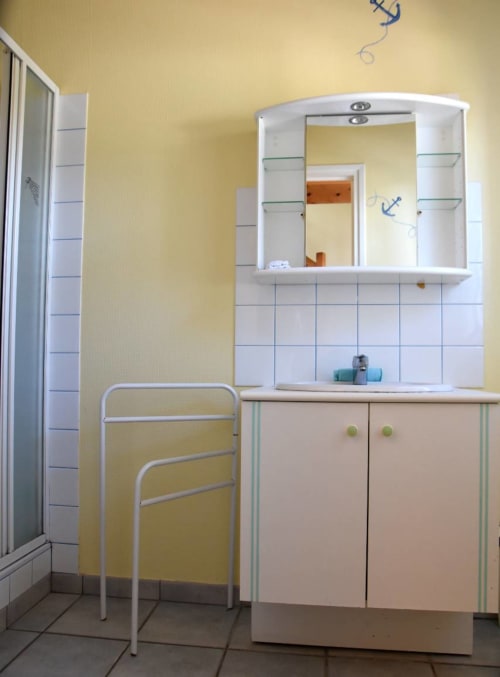 Au RDC salle d'eau avec douche - Maison "Le Bugul" - 2 à 5 personnes - location vacances à Belle île en mer - les maisons de Kerdavid'île