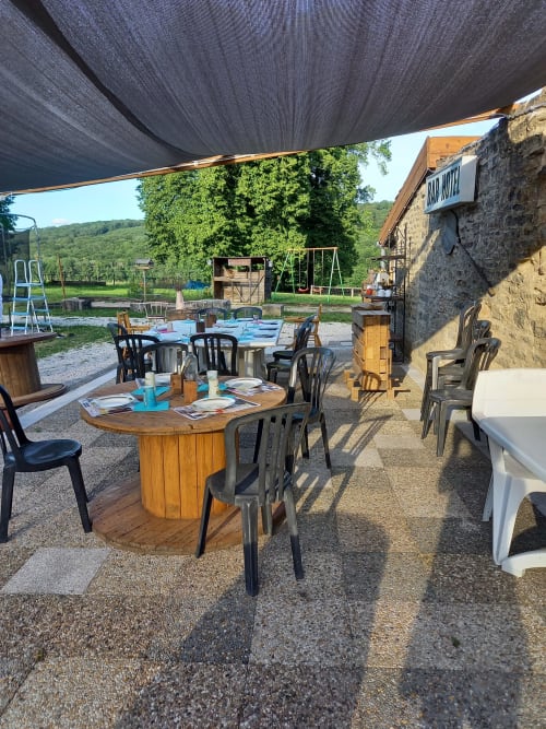 orchidée sauvage réserve naturelle faune flore nature cerf brame chevreuil renard sanglier étangs ruisseau prairie forêt animaux ferme cochon lapin poules canards chèvre brebis âne ânesse pintade oie jard permaculture bière artisanale gastronomie repas table d'hôte saucisse de Morteau légumes dormir hébergement appartement chambre repos piscine spa jacuzzi histoire