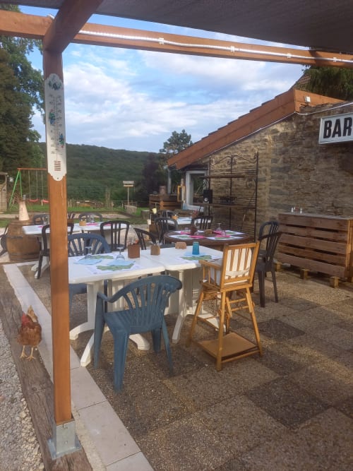 orchidée sauvage réserve naturelle faune flore nature cerf brame chevreuil renard sanglier étangs ruisseau prairie forêt animaux ferme cochon lapin poules canards chèvre brebis âne ânesse pintade oie jard permaculture bière artisanale gastronomie repas table d'hôte saucisse de Morteau légumes dormir hébergement appartement chambre repos piscine spa jacuzzi histoire