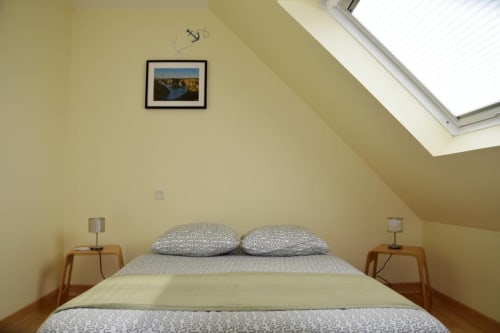 A l'étage chambre grand lit de la maison "La Biche" - 2 à 4 personnes - location vacances à belle ile - les maisons de Kerdavid'île