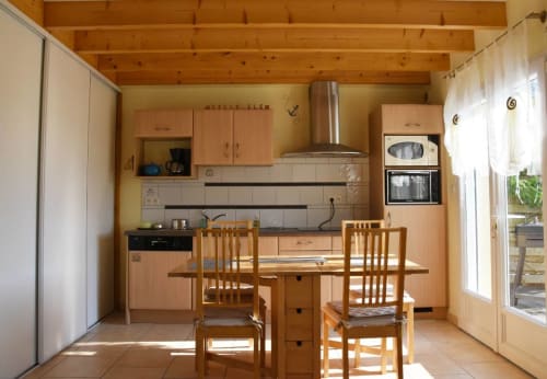 Cuisine lumineuse avec accès direct à la terrasse pour la maison "La Biche" - 2 à 4 personnes - location vacances à belle ile - les maisons de Kerdavid'île
