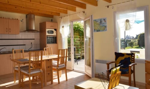 Pièce de vie avec cuisine toute équipée pour la maison "La Biche" - 2 à 4 personnes - location vacances à belle ile - les maisons de Kerdavid'île