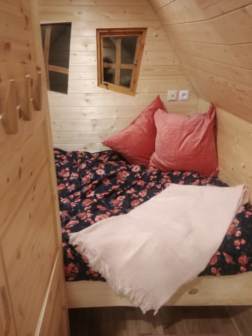 Room with double bed, Les refuges du chalet, unusual stays, Jalhay, Belgium.