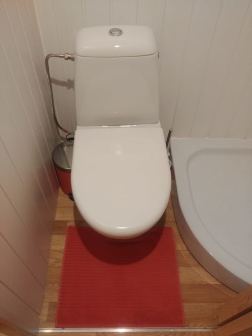 Les refuges du chalet, bathroom and toilet, unusual accommodation, Jalhay, Belgium.