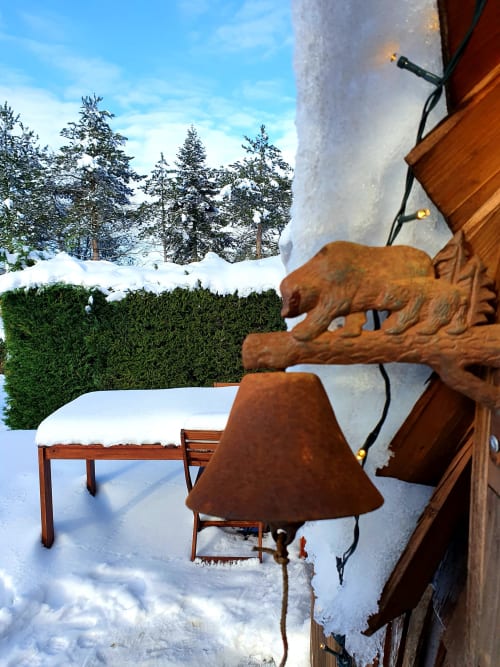 Outdoor-Glocke, Bärenhöhle gesehen, unter dem Schnee, ungewöhnliche Behausungen, Jalhay, Belgien.