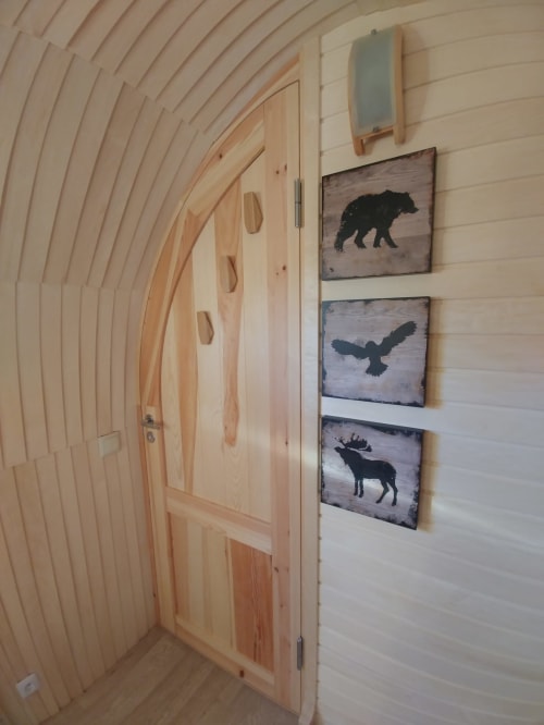 Dekoration in der Bärenhöhle, ungewöhnliche Aufenthalte, Les refuges du chalet, Belgien. 