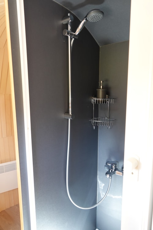 Dusche, Badezimmer, la Tanière de l'Ours, ungewöhnliche Unterkunft, Les refuges du chalet, Belgien. 