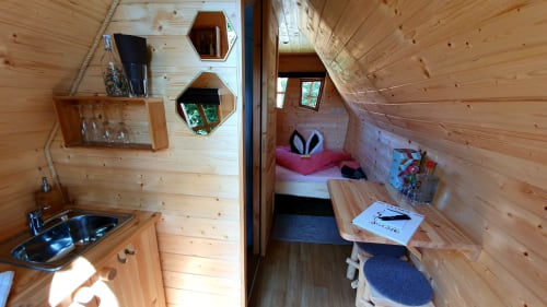 Gemütliches Holzchalet-Interieur in Les Refuges Du Chalet in Jalhay mit Kochnische, Essbereich und Schlafzimmer