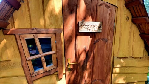 Holztür und Fenster des Berghütten-Chalets in Jalhay, Belgien, mit sichtbarem Schild „Hombre Du Chalet