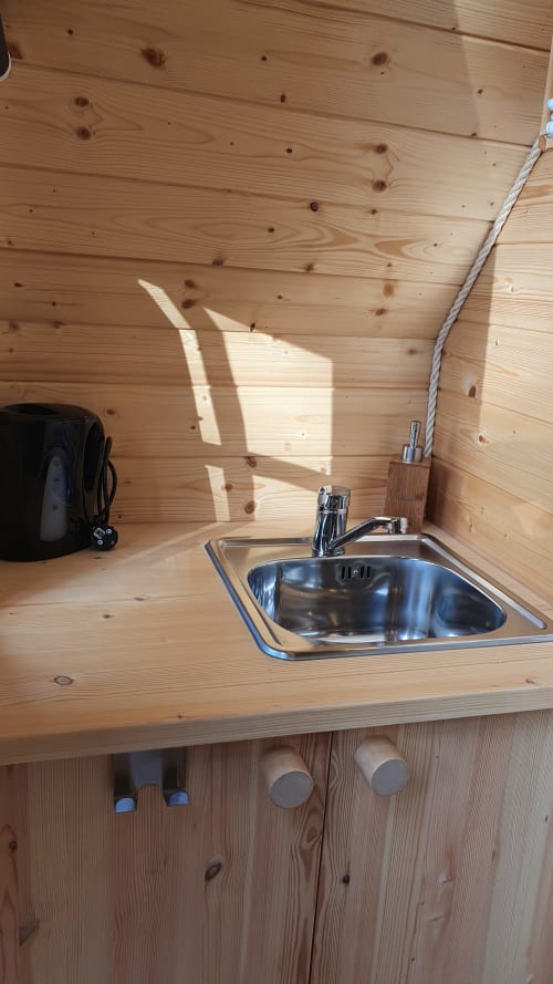 Holz-Küchenzeile mit Edelstahlspüle und Armatur im Cottage der Refuges Du Chalet, Jalhay