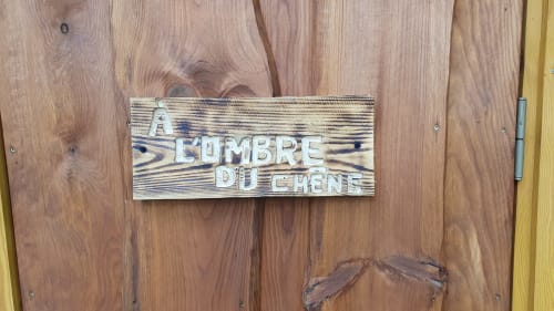 Holzschild mit der Aufschrift „L'OMBRE DU CHENE